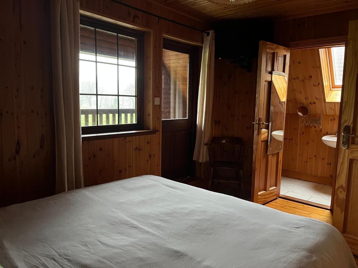 Cosy Lakeside Chalet With Option To Add Private Hot Tub Duneena Екстериор снимка