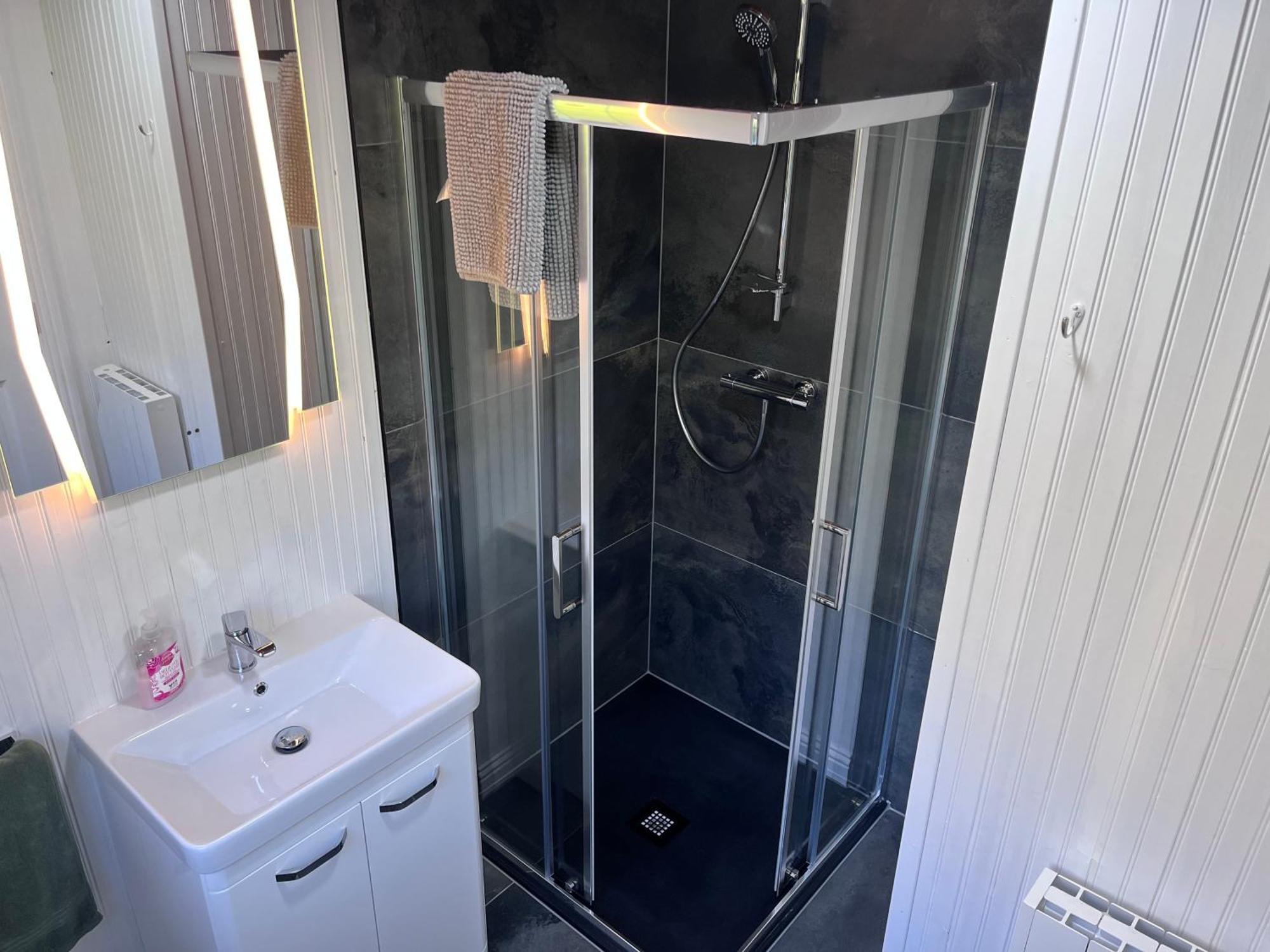 Cosy Lakeside Chalet With Option To Add Private Hot Tub Duneena Екстериор снимка